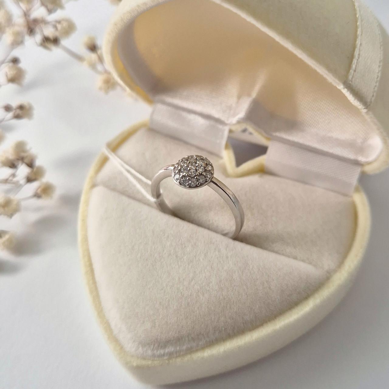 Кольцо с белыми камнями р. 18 925 пробы 1,79 г (1595) Кольцо с белыми камнями р. 18 925 пробы 1,79 г (1595)