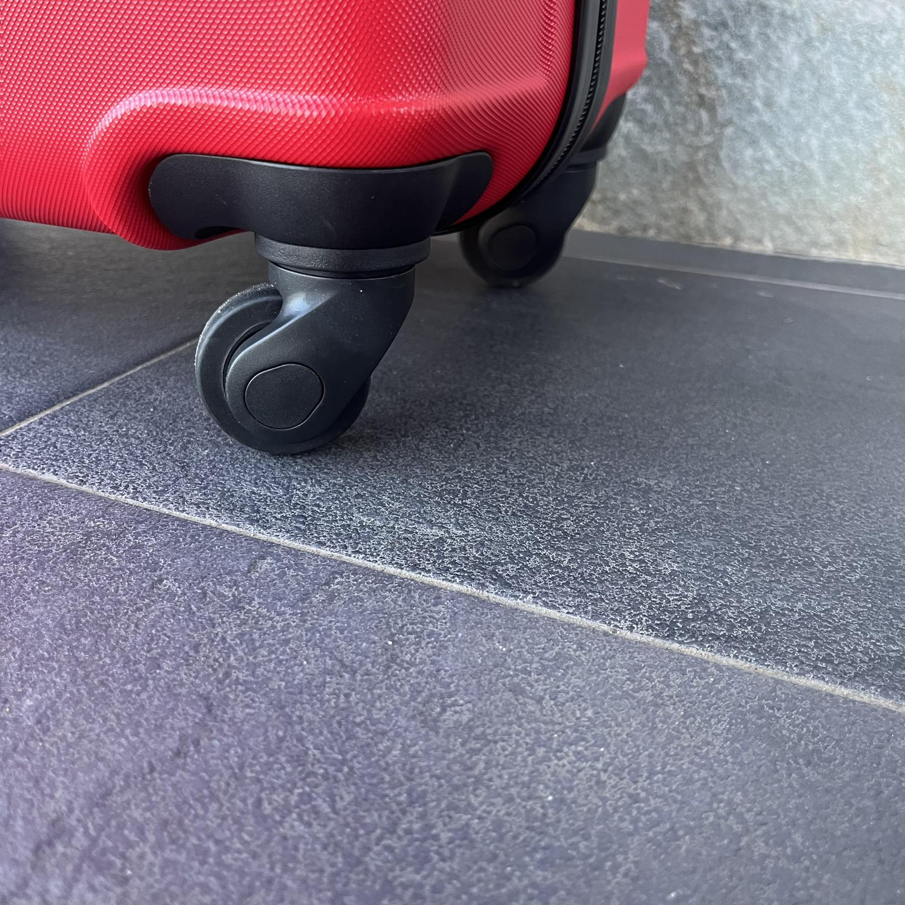 Чемодан Bloom 147 дорожный M Красный (17841639) - фото 7 Чемодан Bloom 147 дорожный M Красный (17841639) - фото 7