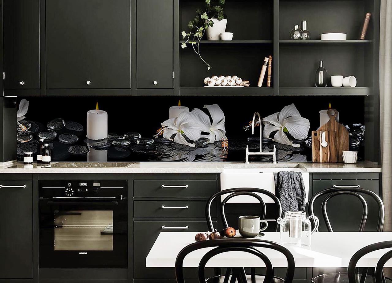 Кухонный фартук Белые гибискусы свеча камни из самоклеющейся виниловой пленки 60х300 см Черный