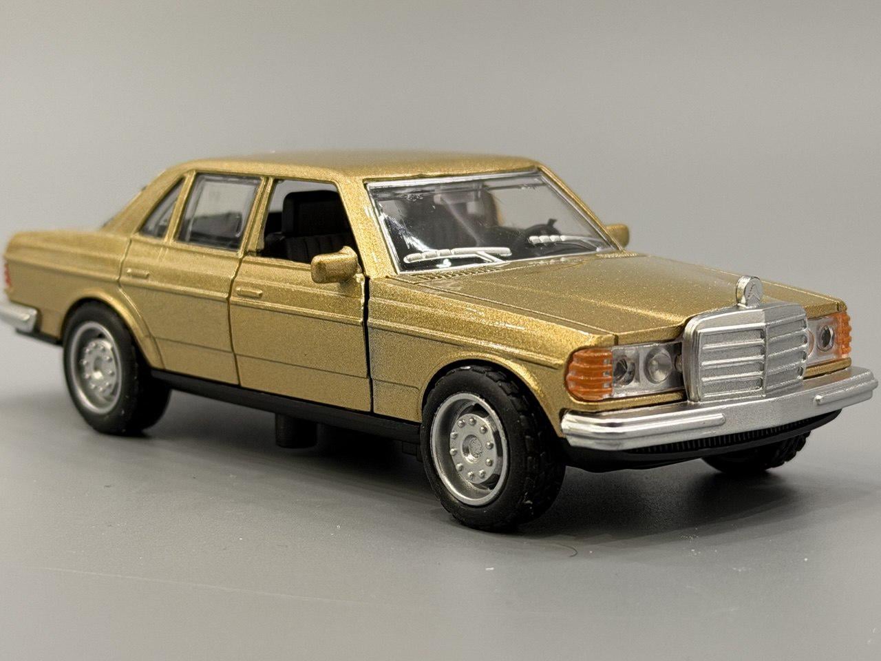 Игрушечная машинка металлическая АвтоХит инерционная открывается передняя дверь 1:38 Золотой (M 5656)