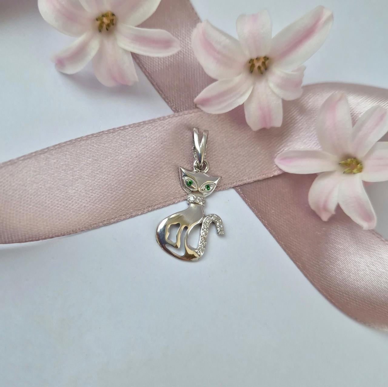 Серебряная подвеска кулон Кот с глазами серебро 925 пробы родованное 1,65г Зеленый (3058г)