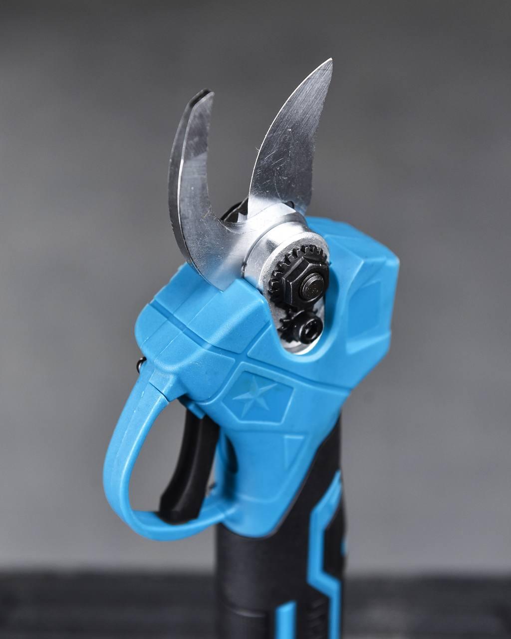 Комплект аккумуляторного электро инструмента для сада Makita 2в1 пила и секатор 48 V в чемодане - фото 4 Комплект аккумуляторного электро инструмента для сада Makita 2в1 пила и секатор 48 V в чемодане - фото 4