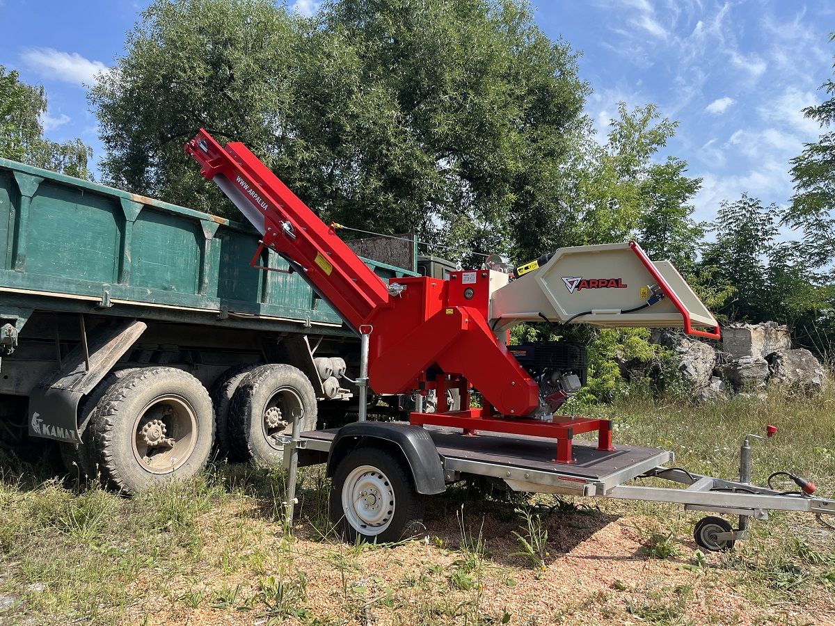 Подрібнювач гілок Arpal на шматки дров з бензиновим двигуном на причепі (АМ-120БД-К) - фото 23 Подрібнювач гілок Arpal на шматки дров з бензиновим двигуном на причепі (АМ-120БД-К) - фото 23