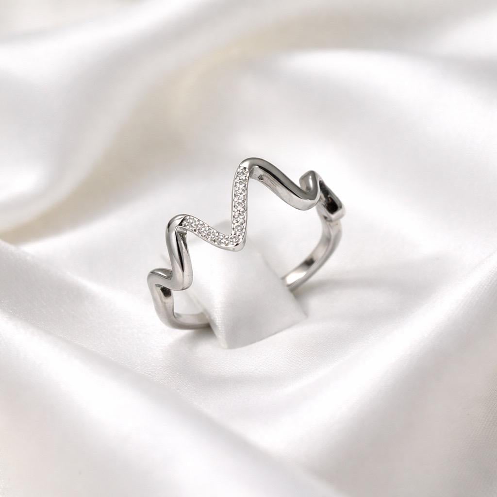 Кольцо серебрянное LoveR с волнистой формой и дорожкой фианитов 15.5 размер Кольцо серебрянное LoveR с волнистой формой и дорожкой фианитов 15.5 размер