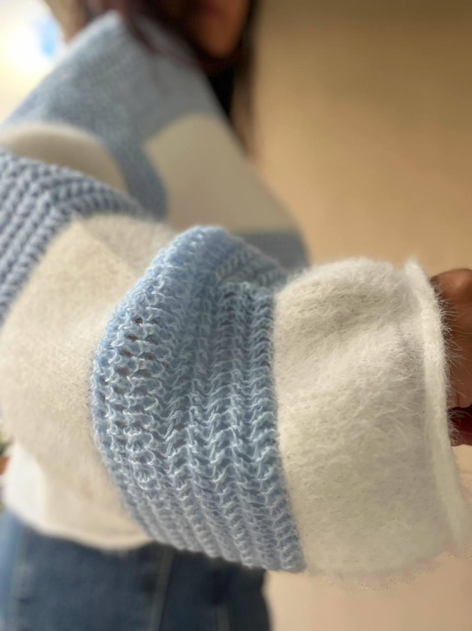 Светр жіночий A-N 1203 широка смуга комбинований плетіння ангора широкі рукава OS Блакитний (2955) - фото 4 Светр жіночий A-N 1203 широка смуга комбинований плетіння ангора широкі рукава OS Блакитний (2955) - фото 4