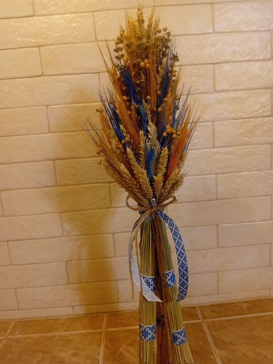 Дідух різдвяний з колосcя пшениці/льону та вівса на трьох ніжках 60-65 см зі стрічкою вишиванкою Синій (2813776602) Дідух різдвяний з колосcя пшениці/льону та вівса на трьох ніжках 60-65 см зі стрічкою вишиванкою Синій (2813776602)