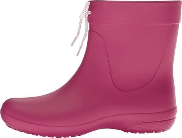 Чоботи жіночі гумові Crocs Freesail Shorty Rain Boot Berry р. 34-35 Яскраво-рожевий (10405) - фото 7