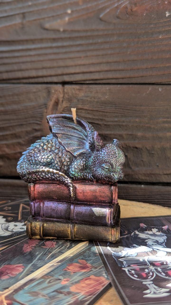 Свічка з бджолиного воску Дракоша та книги