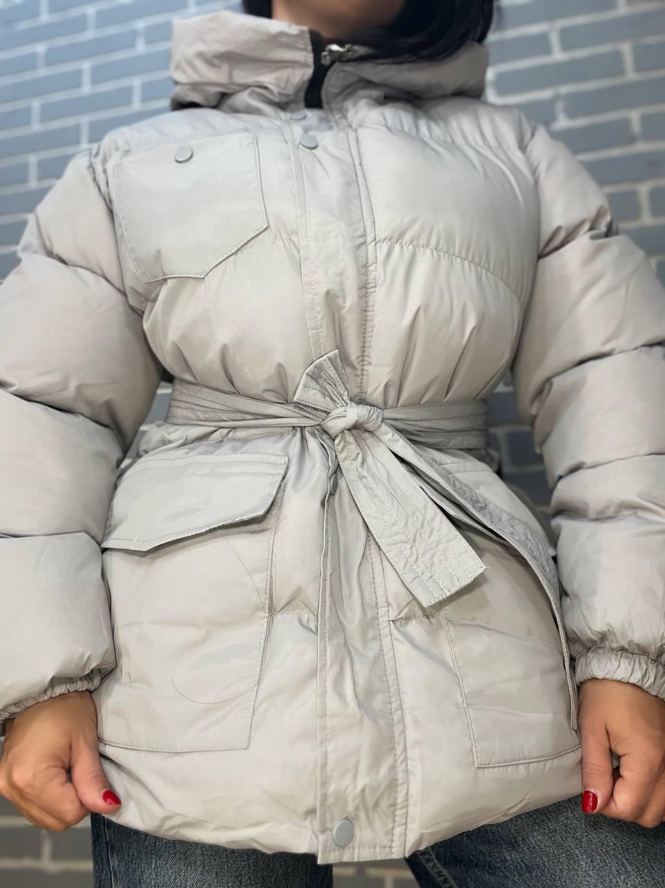 Куртка жіноча RUIXI 6093 парка пуффер з паском подовжена з капюшоном оверсайз р. 46 Сірий (951) - фото 7 Куртка жіноча RUIXI 6093 парка пуффер з паском подовжена з капюшоном оверсайз р. 46 Сірий (951) - фото 7