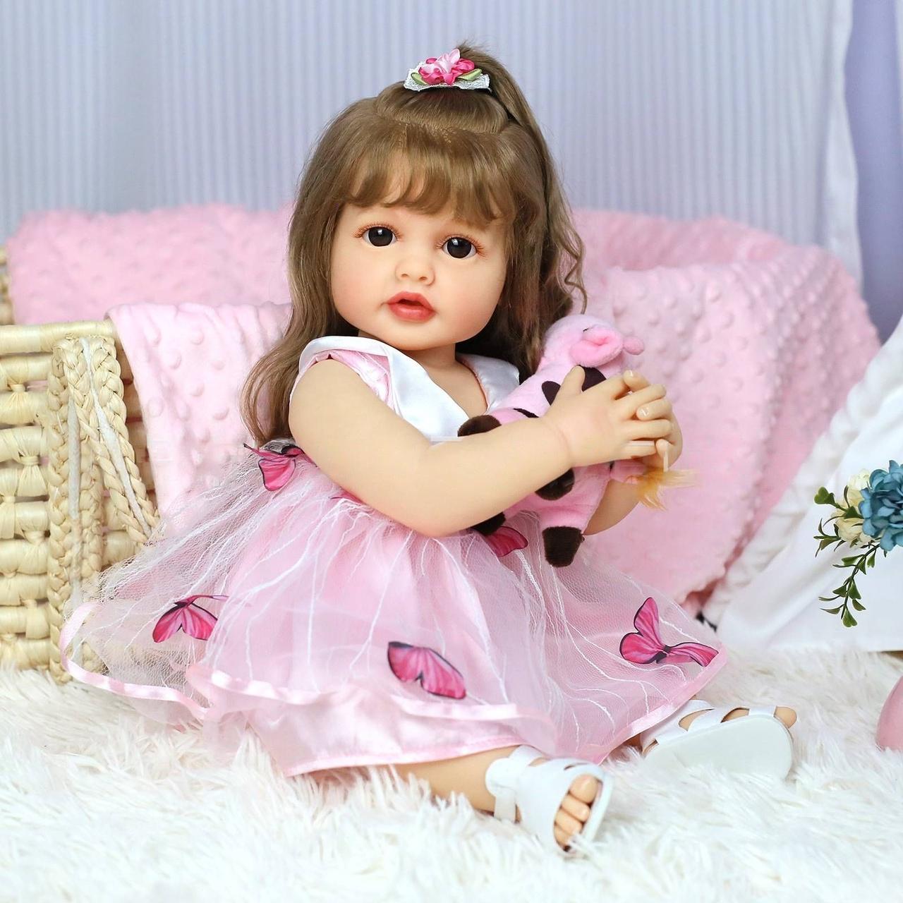 Кукла Reborn Адель винил-силиконовая с соской/бутылочкой/игрушкой 55 см (1961790915) - фото 2 Кукла Reborn Адель винил-силиконовая с соской/бутылочкой/игрушкой 55 см (1961790915) - фото 2