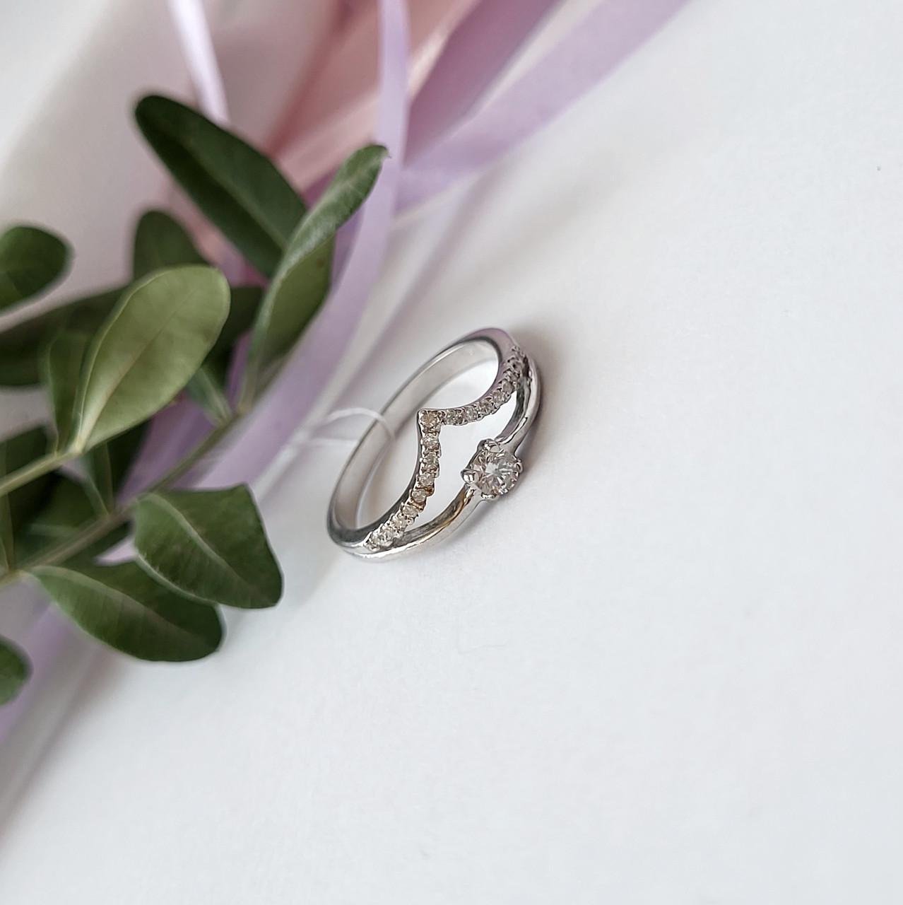 Кольцо Уголок с белыми камнями из серебра р. 16 925 проба 1,70 г (45174р)