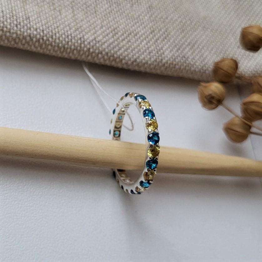 Кольцо из серебра с голубыми и желтыми камнями 925 проба р. 17,5 2,10 г (4610р) Кольцо из серебра с голубыми и желтыми камнями 925 проба р. 17,5 2,10 г (4610р)