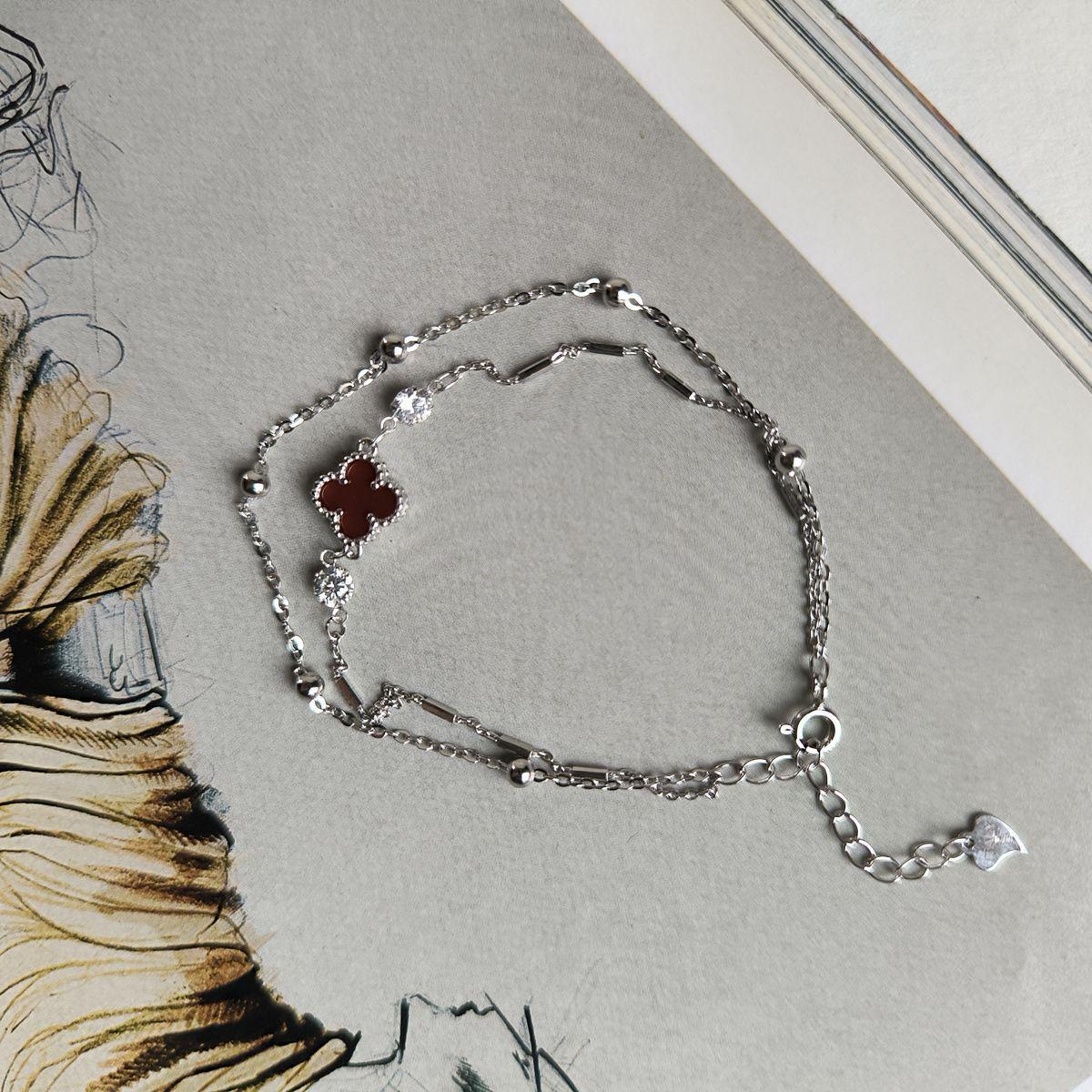 Браслет серебряный с красным агатом в форме четырехлистника