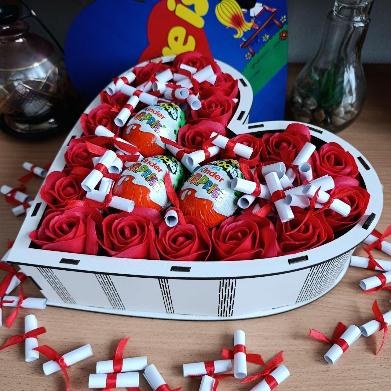 Подарочный бокс сердце с киндерами и розами для девушки (ar172)