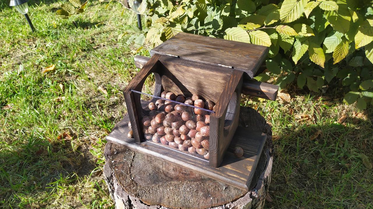 Кормушка для белок Гостинец из древесины Эбеновое дерево 35х20х16 см - фото 4 Кормушка для белок Гостинец из древесины Эбеновое дерево 35х20х16 см - фото 4