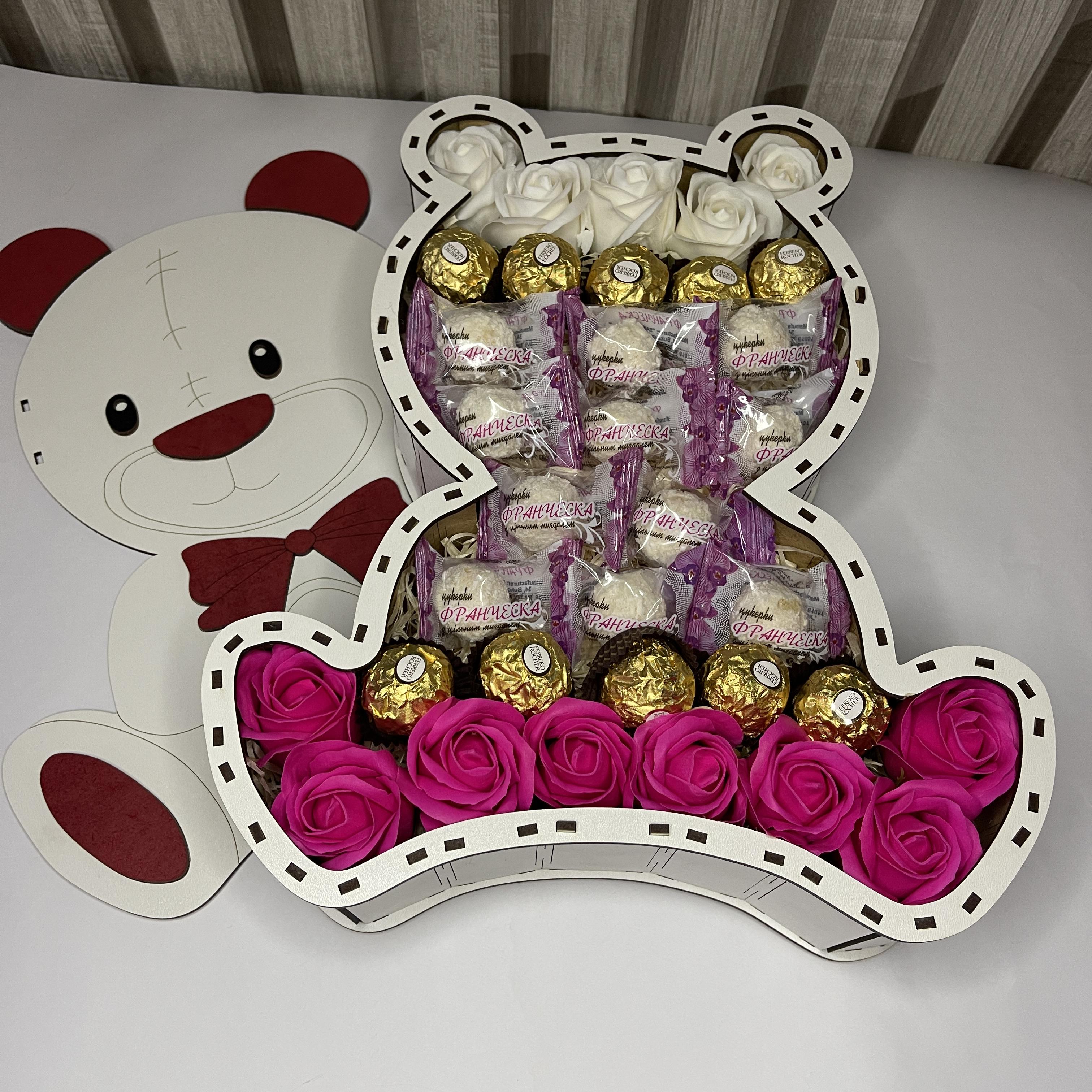 Подарочный бокс Медведь с мыльными розами и конфетами Ferrero Rocher деревянный (230)