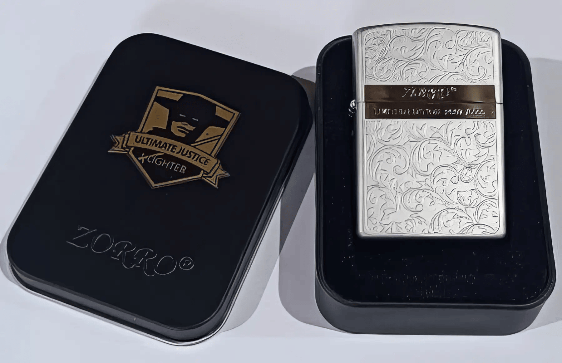 Зажигалка ZORRO Limited Edition бензиновая с узорами в подарочной коробке и баллончик бензина