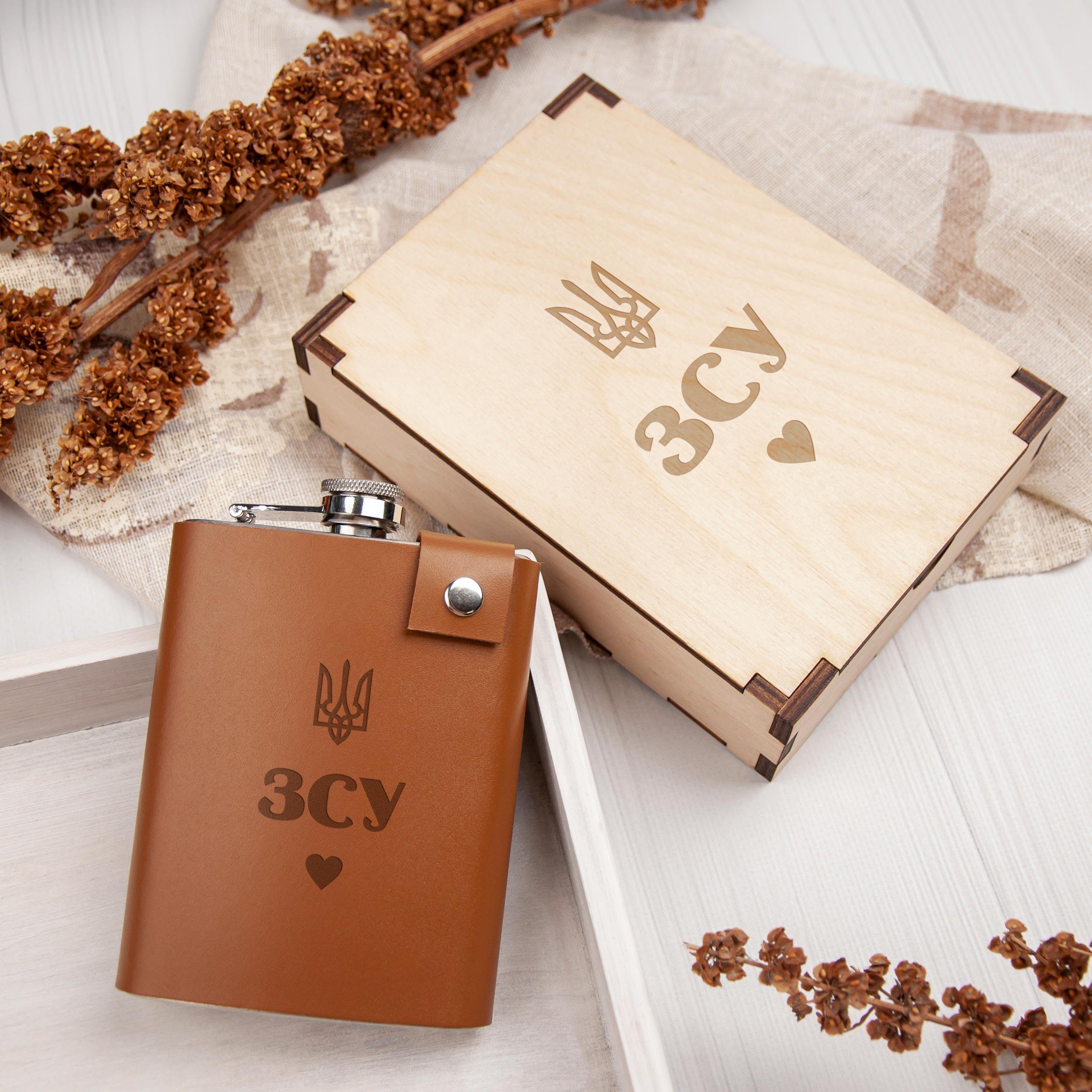 Фляга кожаная с надписью "ЗСУ ❤" в подарочной деревянной коробке 240 мл Brown (LFL-0041_4) Фляга кожаная с надписью "ЗСУ ❤" в подарочной деревянной коробке 240 мл Brown (LFL-0041_4)