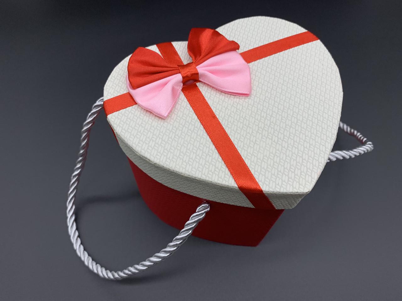 Коробка подарочная сердце с ручками и бантиком 15х12х12 см Красно-белый (812282506)