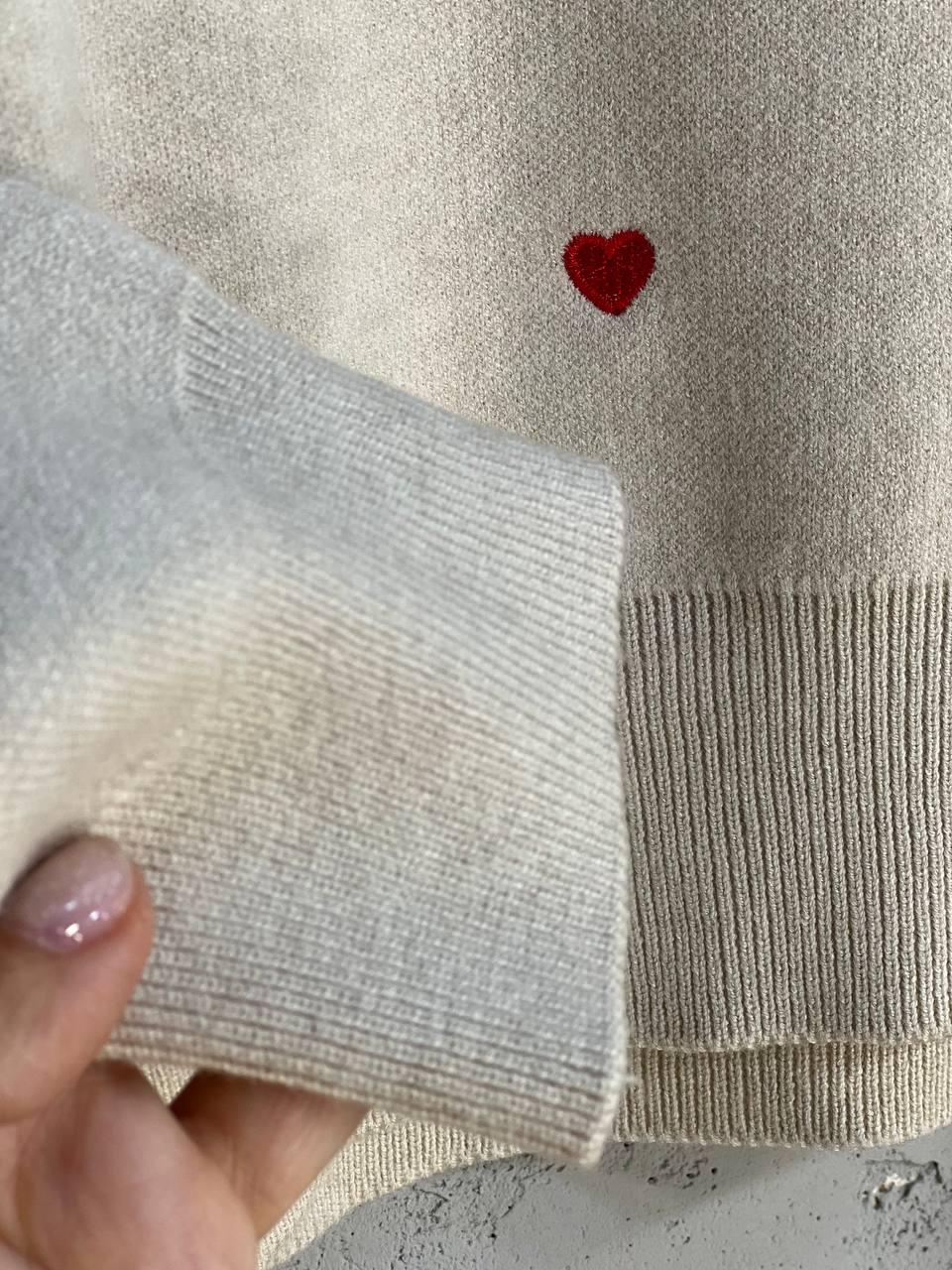 Свитер женский A-N 7075 широкий вышитые сердца OS Бежевый (2916) - фото 7