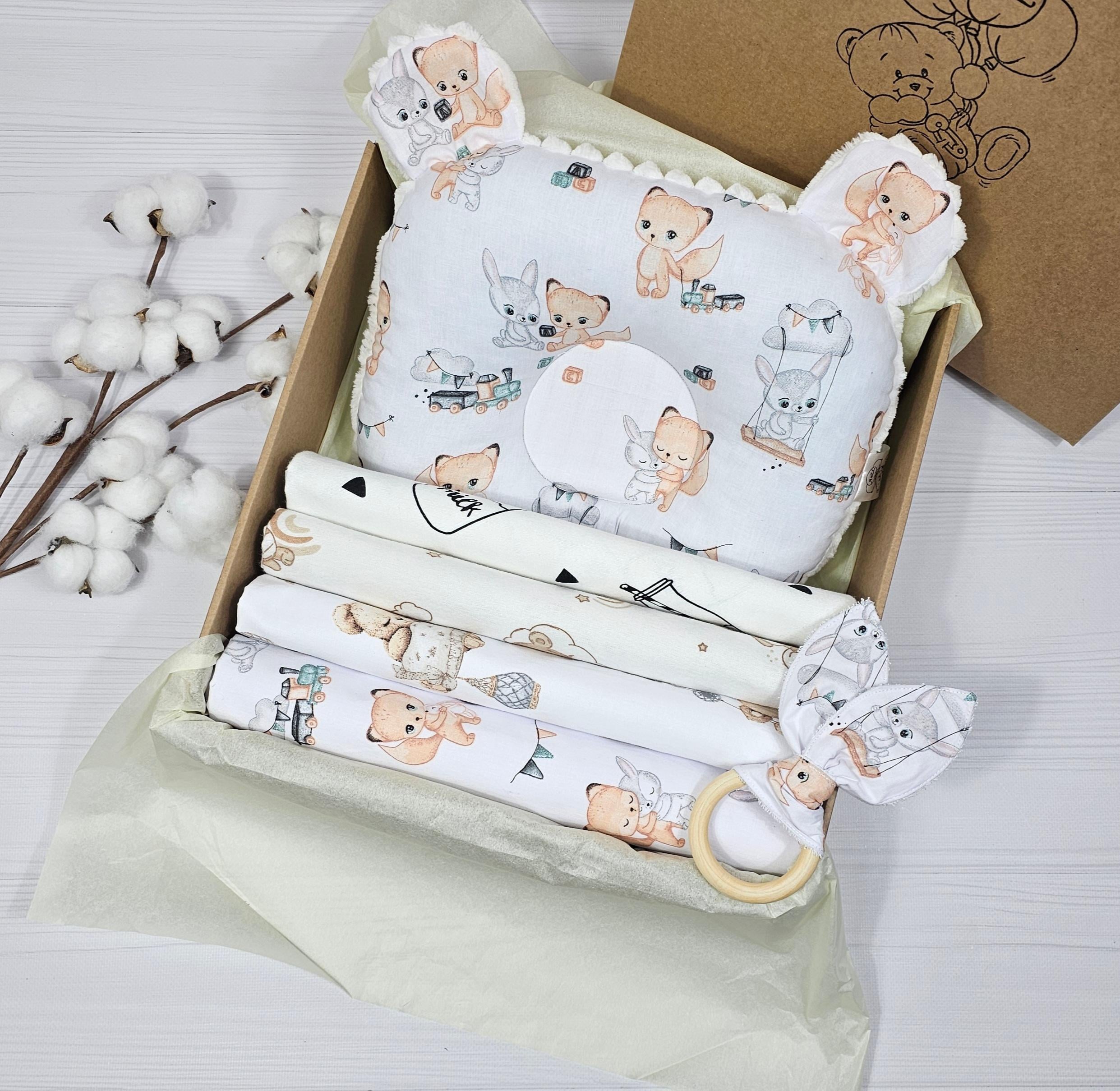 Подарунковий набір для немовлят a.l.babybox Казкові друзі з пелюшками та подушкою (29388804)