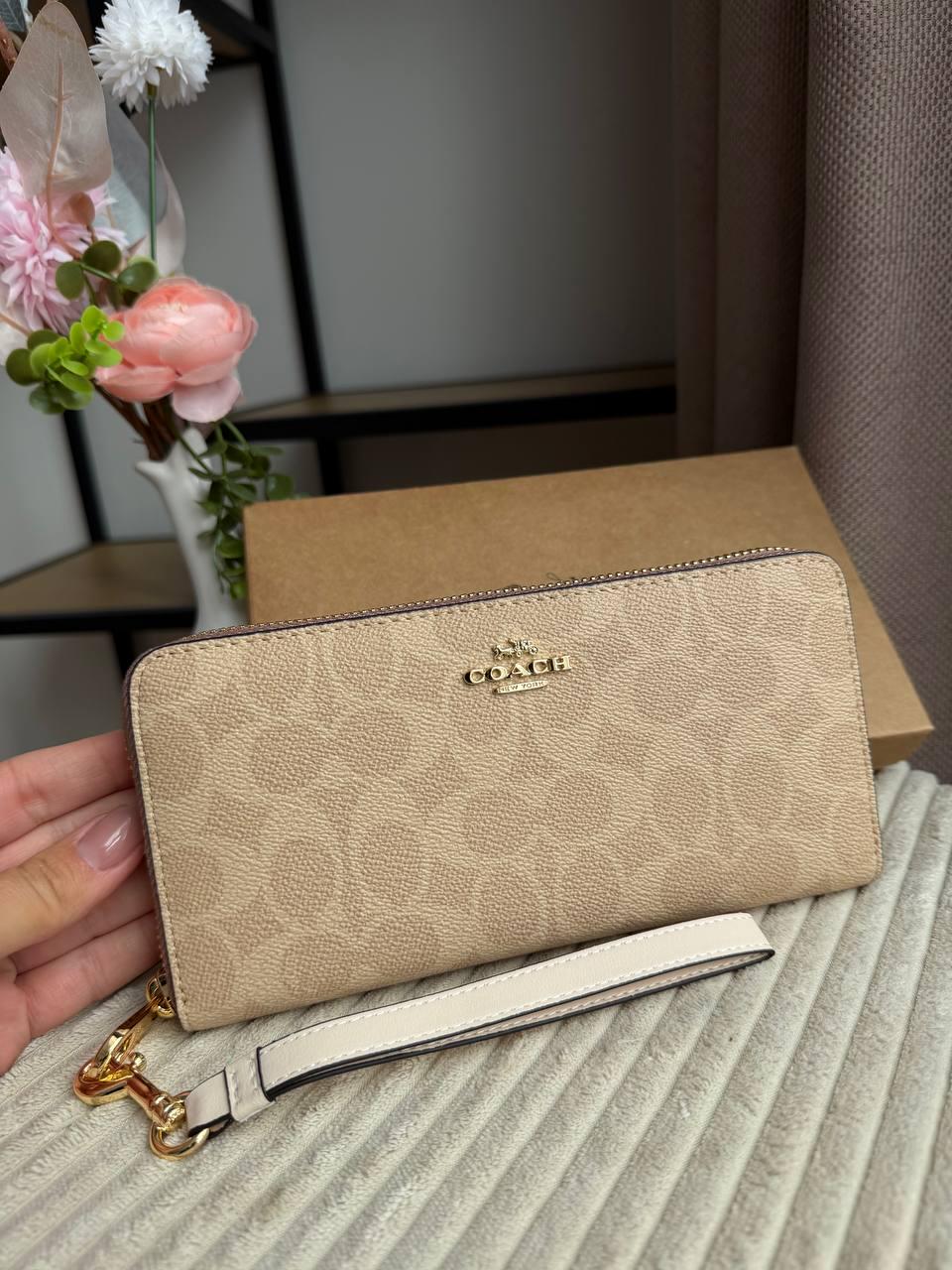 Гаманець великий Long Zip Around Wallet Case In Signature Canvas натуральна шкіра Бежевий Гаманець великий Long Zip Around Wallet Case In Signature Canvas натуральна шкіра Бежевий