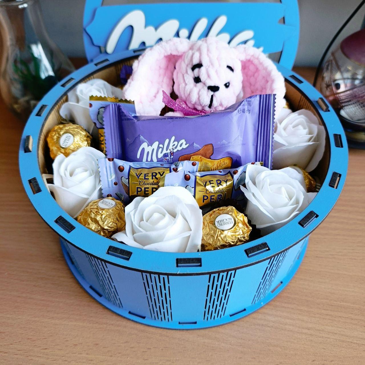 Подарунковий бокс мила з солодощами та м'якою іграшкою для дівчини або дитини на день закоханих/8 березня/день народження (ar223)