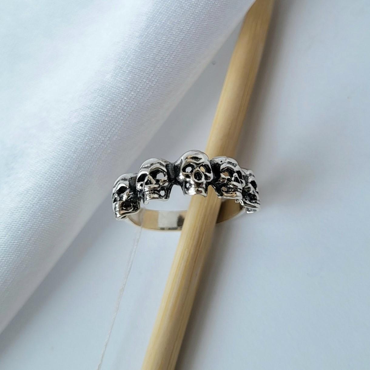 Кольцо без камней Черепа черненое серебро 925 проба р. 18 3,80 г (4299ч)