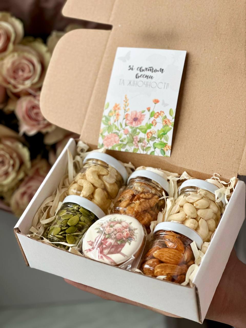 Набор подарочный к 8 марта в коробке орешки в меде акации 5 баночек 50 г пряник/открытка