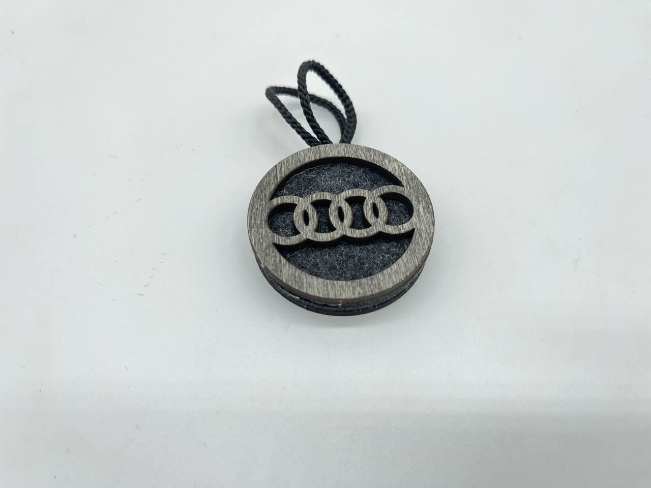 Ароматизатор в машину с логотипом Audi дерево/фетр ручной работы (AR-108)