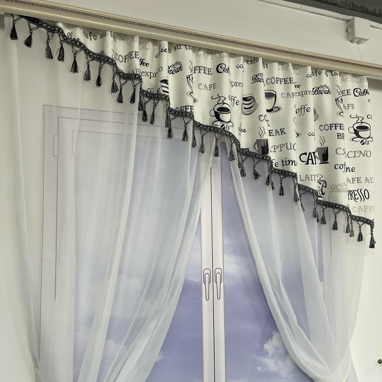 Занавіска з ламбрекеном Coffee Time шифон/атлас з бахромою на тасьмі з сірим малюнком 3x1,8 м Білий (KU-620-3) - фото 3