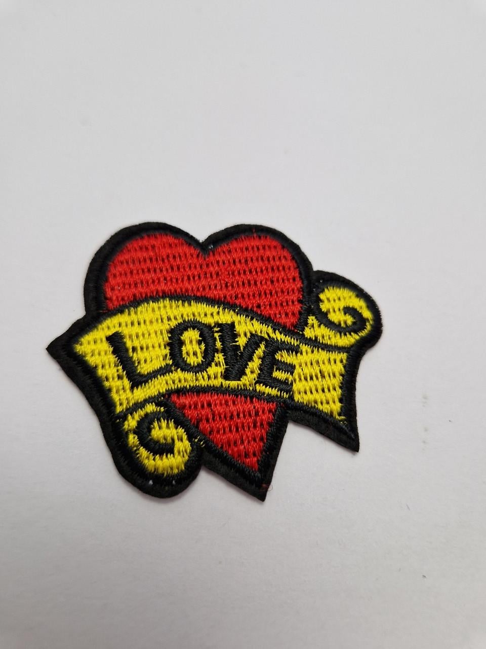 Нашивка термонаклейка сердце текстильная вышитая с надписью LOVE 5x6 см Красный (1984056271)