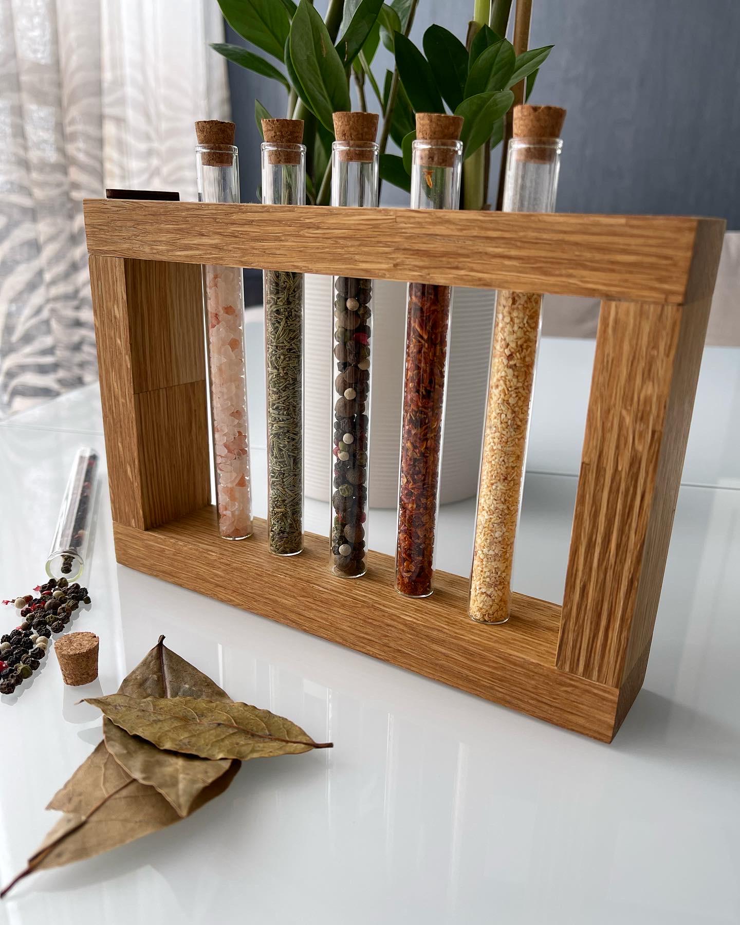 Набор емкостей для специй деревянный на подставке 5 колб 22х15х4 см (243) - фото 7 Набор емкостей для специй деревянный на подставке 5 колб 22х15х4 см (243) - фото 7