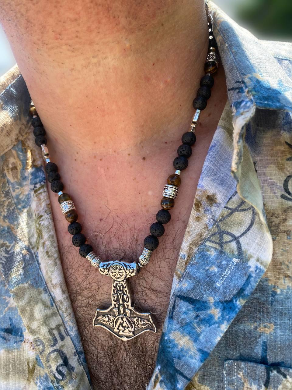 Колье LITAURS из натурального камня лава тигровый глаз с металлическими вставками и двусторонним кулоном молот Тора (24077) - фото 2 Колье LITAURS из натурального камня лава тигровый глаз с металлическими вставками и двусторонним кулоном молот Тора (24077) - фото 2