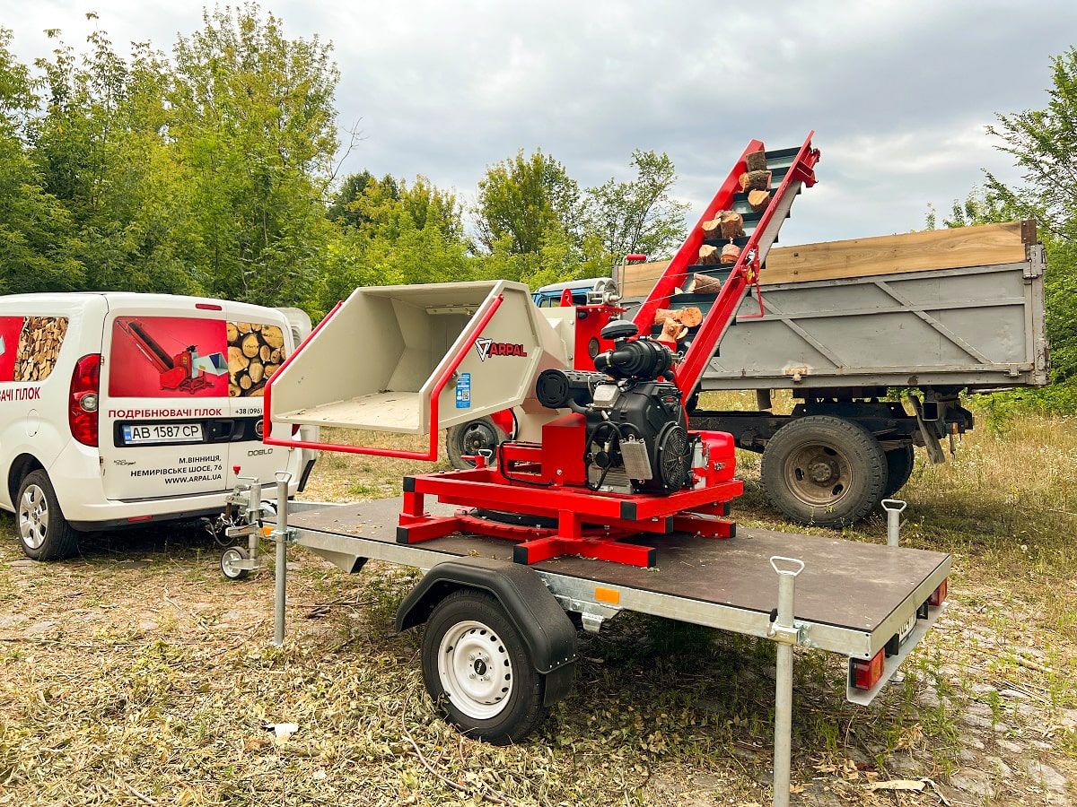 Подрібнювач гілок Arpal на шматки дров з бензиновим двигуном на причепі з поворотною платформою (АМ-200БД-К) - фото 8 Подрібнювач гілок Arpal на шматки дров з бензиновим двигуном на причепі з поворотною платформою (АМ-200БД-К) - фото 8