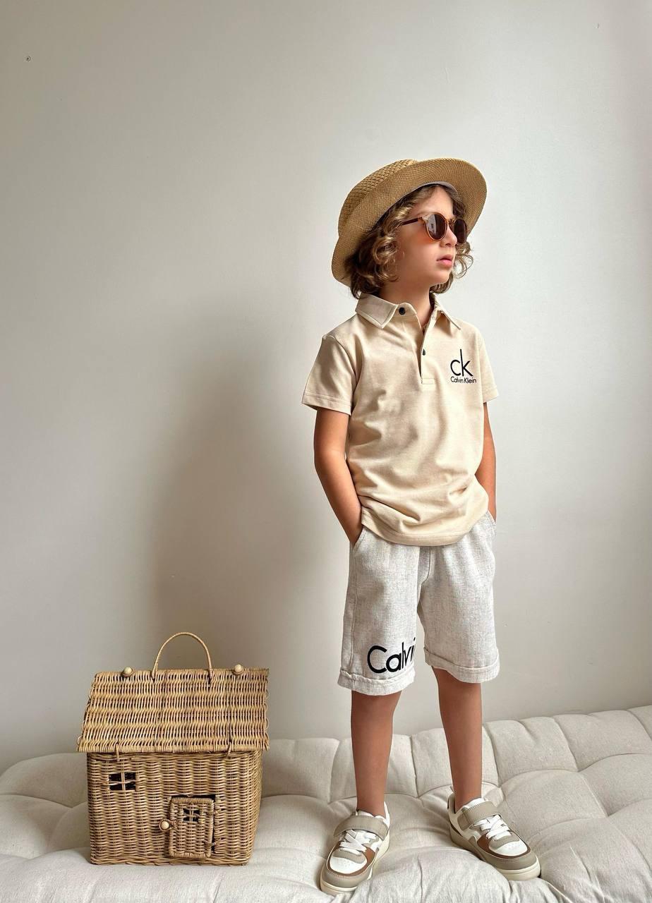 Костюм на мальчика Calvin Klein поло/шорты 116-122 см Бежевый (25184364) - фото 3 Костюм на мальчика Calvin Klein поло/шорты 116-122 см Бежевый (25184364) - фото 3