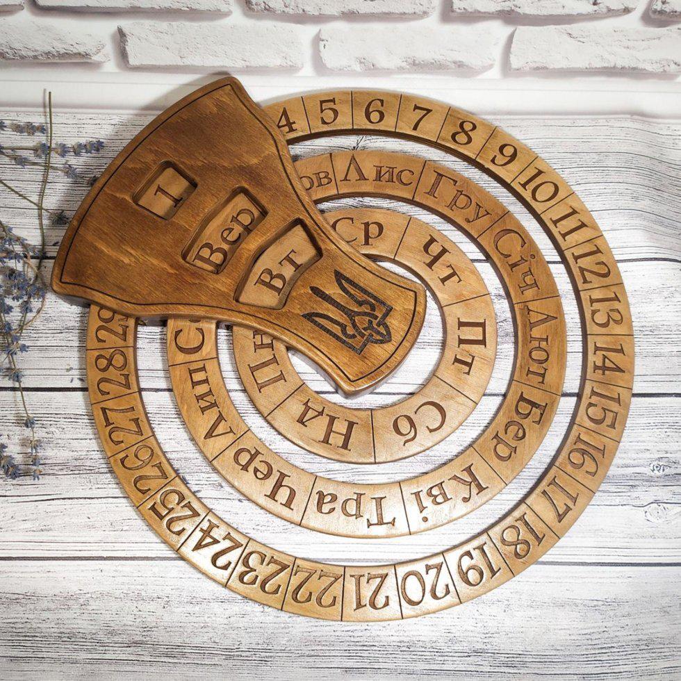 Деревянный вечный календарь ручной работы 37 см (20570-Нов)