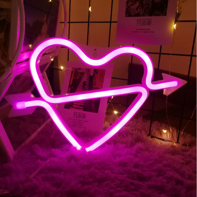 Неоновый светильник сердце со стрелой Love на батарейках/USB 18x28 см Розовый