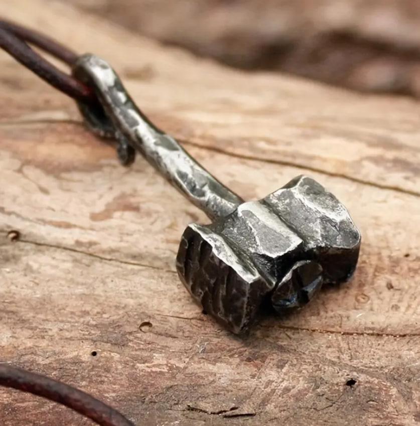 Кулон мужской Молот Тора Мйольнир на шнурке 4х2 см (28349427) Кулон мужской Молот Тора Мйольнир на шнурке 4х2 см (28349427)