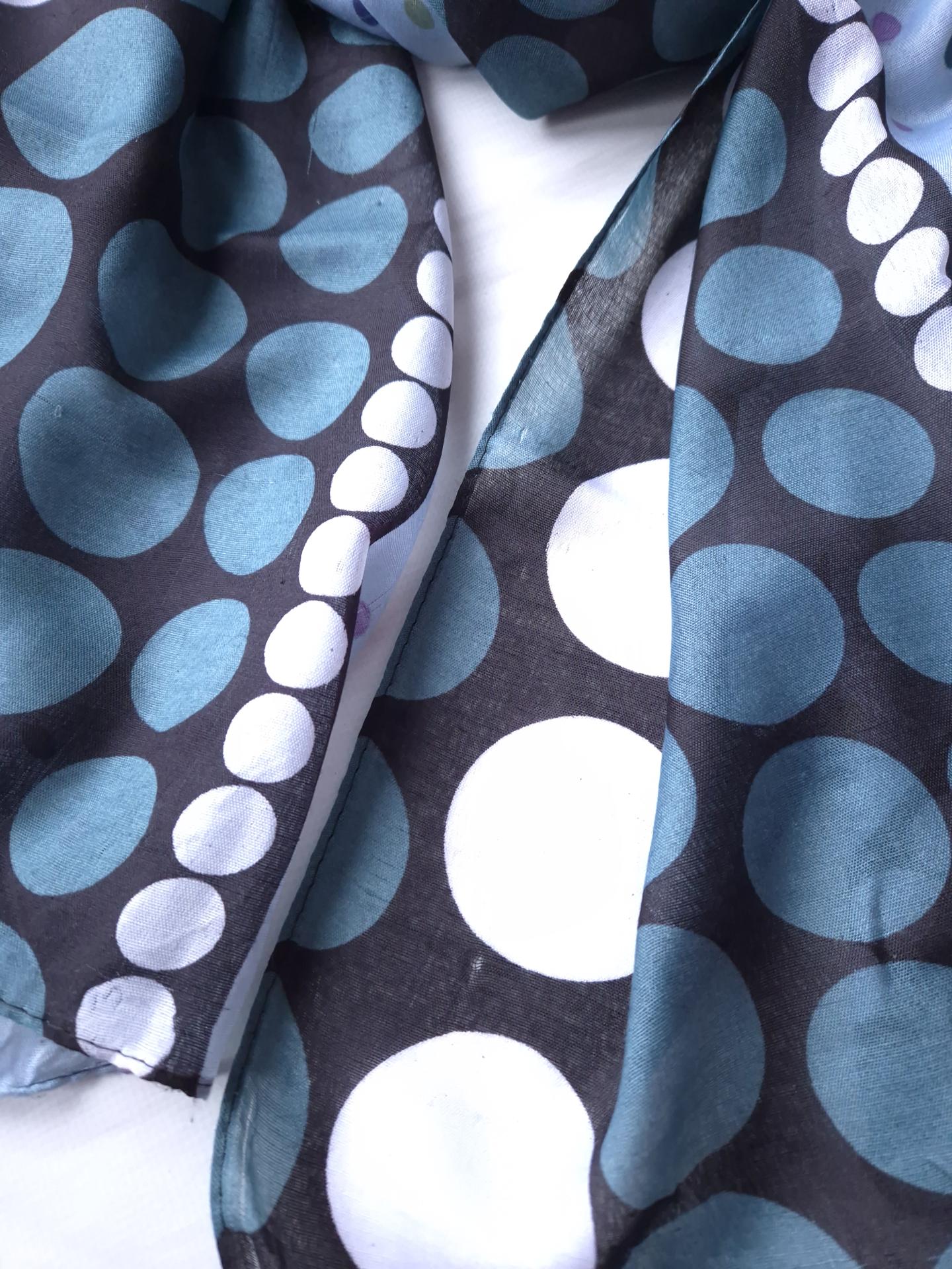 Шарф-палантин жіночий в різнокольорові горошки весна-осінь 172х110 см Блакитний (15081) - фото 4