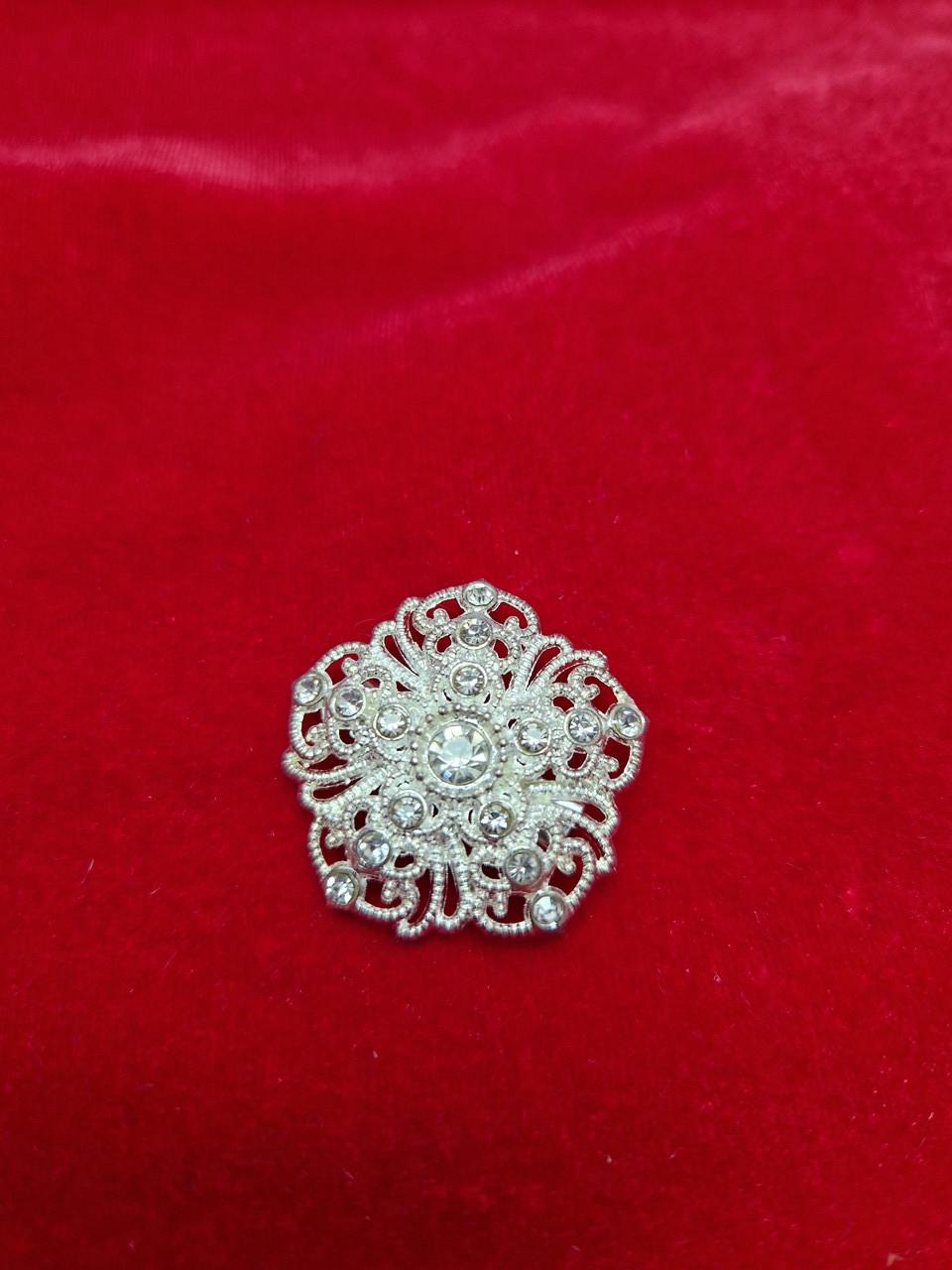 Брошь с камнями Серебристый (25162839) Брошь с камнями Серебристый (25162839)