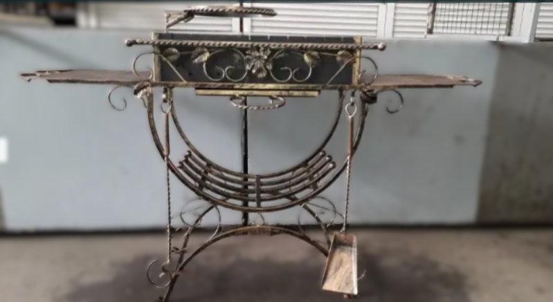 Мангал з дровницею на 10 шампурів із бічними столиками/підставкою для казана/совком/кочергою в комплекті (7080) - фото 7 Мангал з дровницею на 10 шампурів із бічними столиками/підставкою для казана/совком/кочергою в комплекті (7080) - фото 7