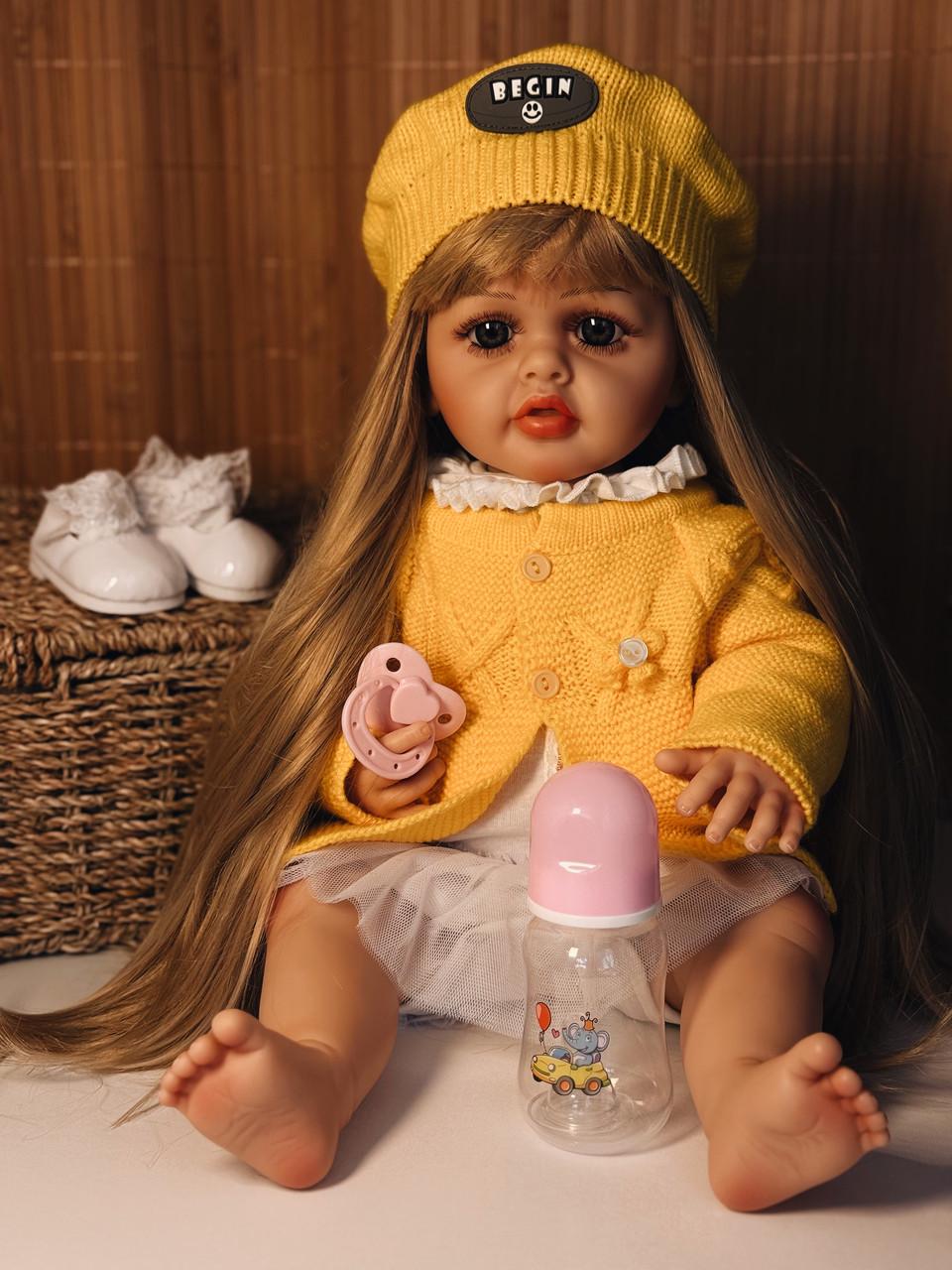 Кукла кукла реалистичная KEIUMI винил-силиконовая девочка в кофточке и берете с аксессуарами 55 см Желтый