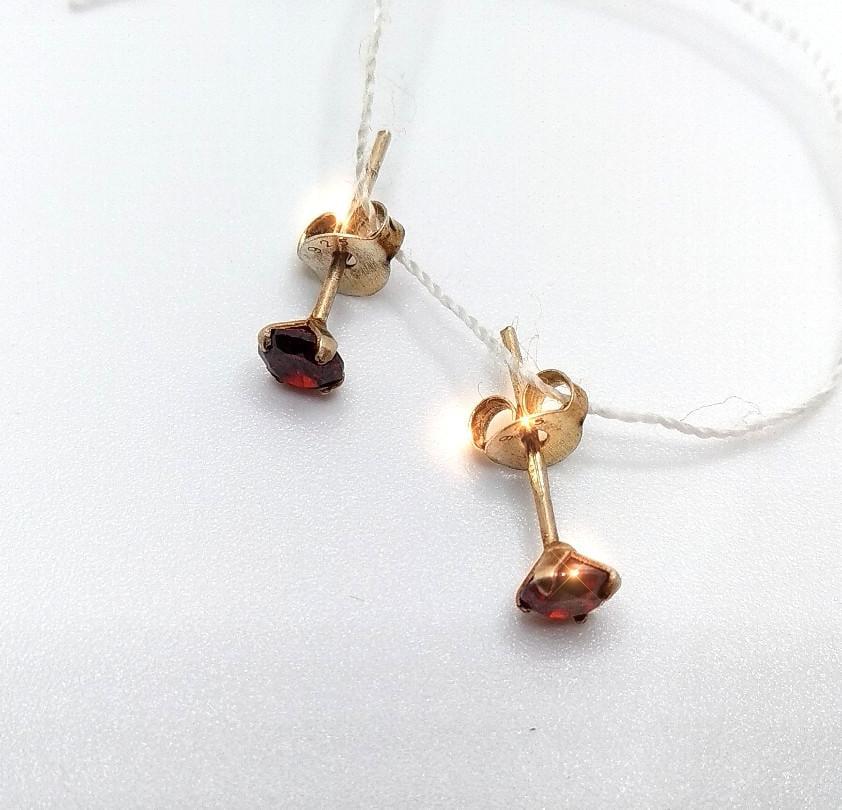 Серьги пусеты серебро позолоченное имитация гранат 925° 0,50 г (с3фг/603)