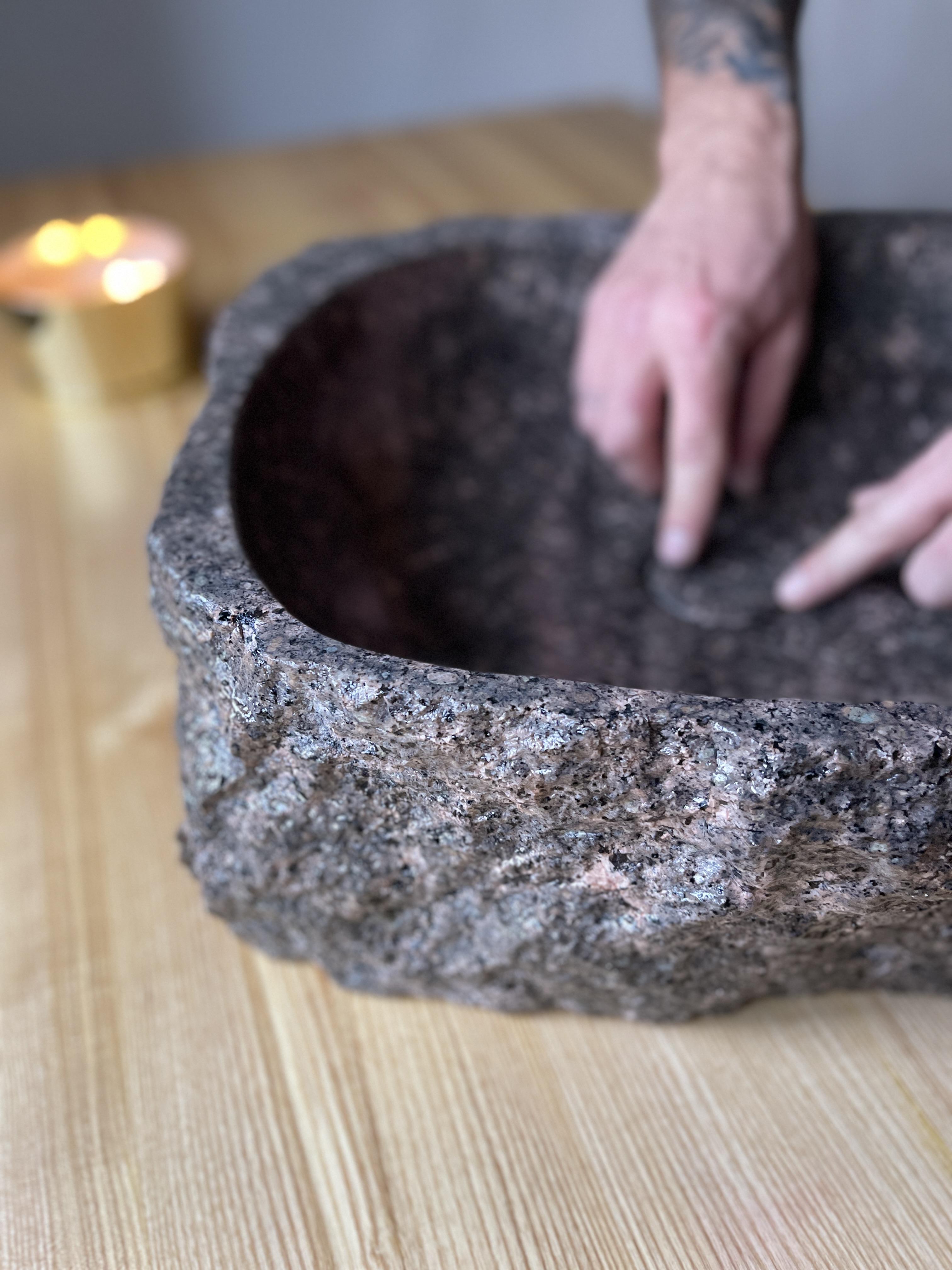 Умивальник з натурального каменю Лізник граніт 45х37х15см (29014309) - фото 3 Умивальник з натурального каменю Лізник граніт 45х37х15см (29014309) - фото 3