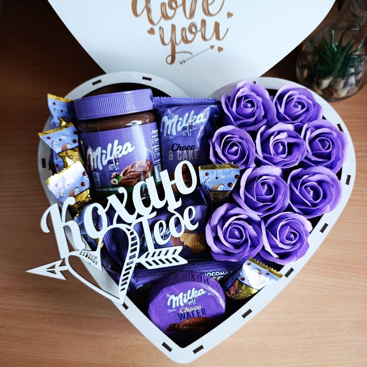 Подарочный набор в форме сердца со сладостями Milka и розами для девушки (ar407.1-1)