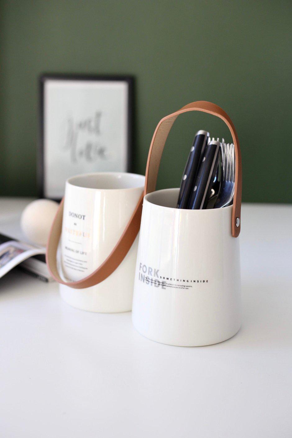 Подставка-стакан для столовых приборов Fork inside керамическая с ручкой 13,5х11 см Белый (00000010203) - фото 4 Подставка-стакан для столовых приборов Fork inside керамическая с ручкой 13,5х11 см Белый (00000010203) - фото 4