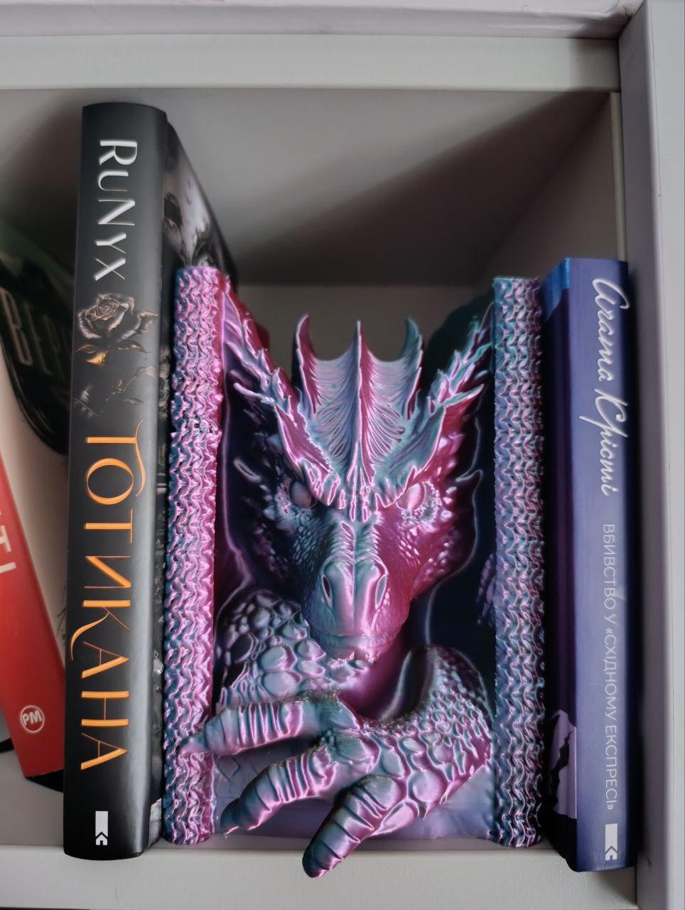 Букнук для полки с книгами Fourth Wing 3D печать (2865963203)