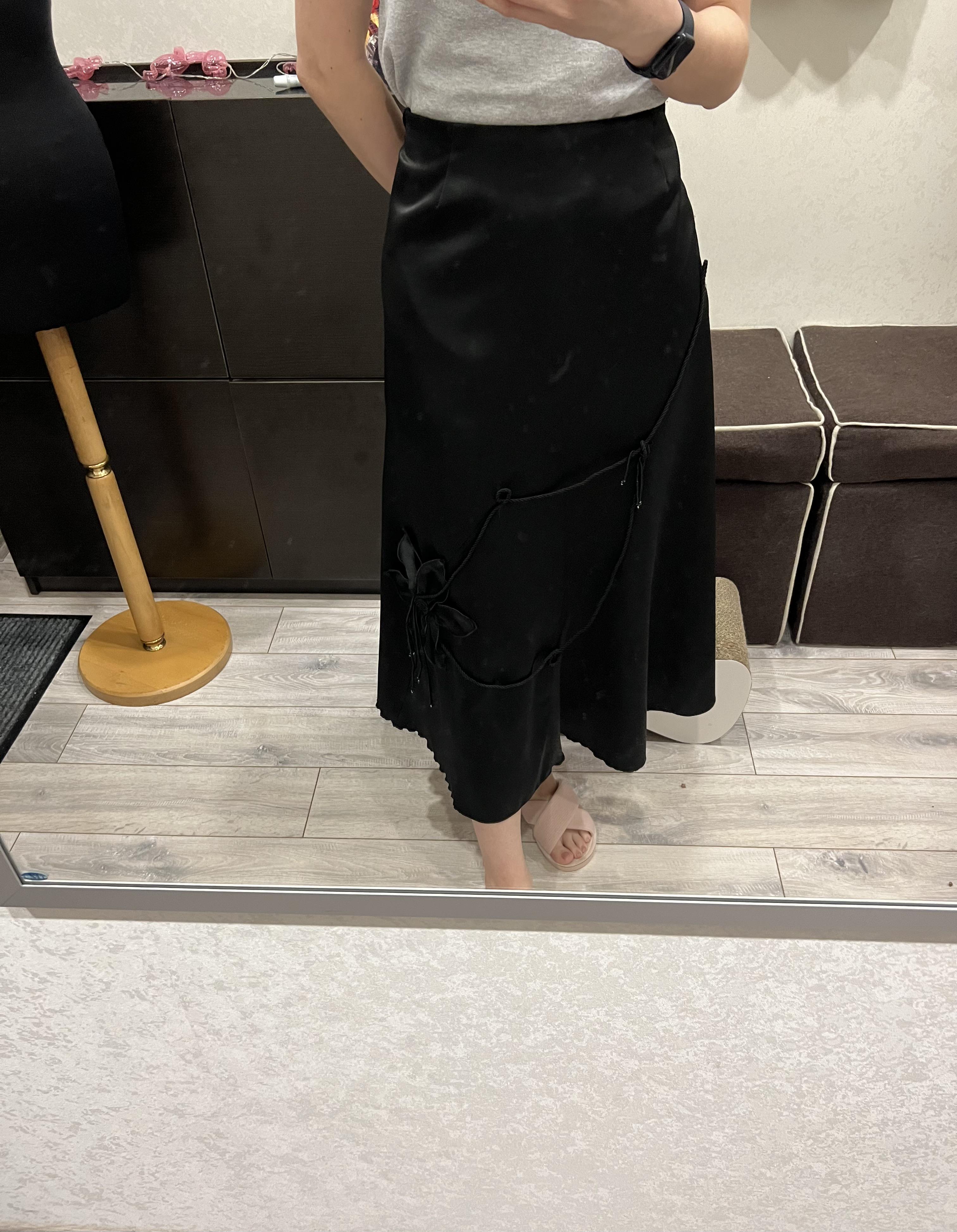 Спідниця максі атласна з текстильною квіткою XXL Чорний (8642952) - фото 3 Спідниця максі атласна з текстильною квіткою XXL Чорний (8642952) - фото 3