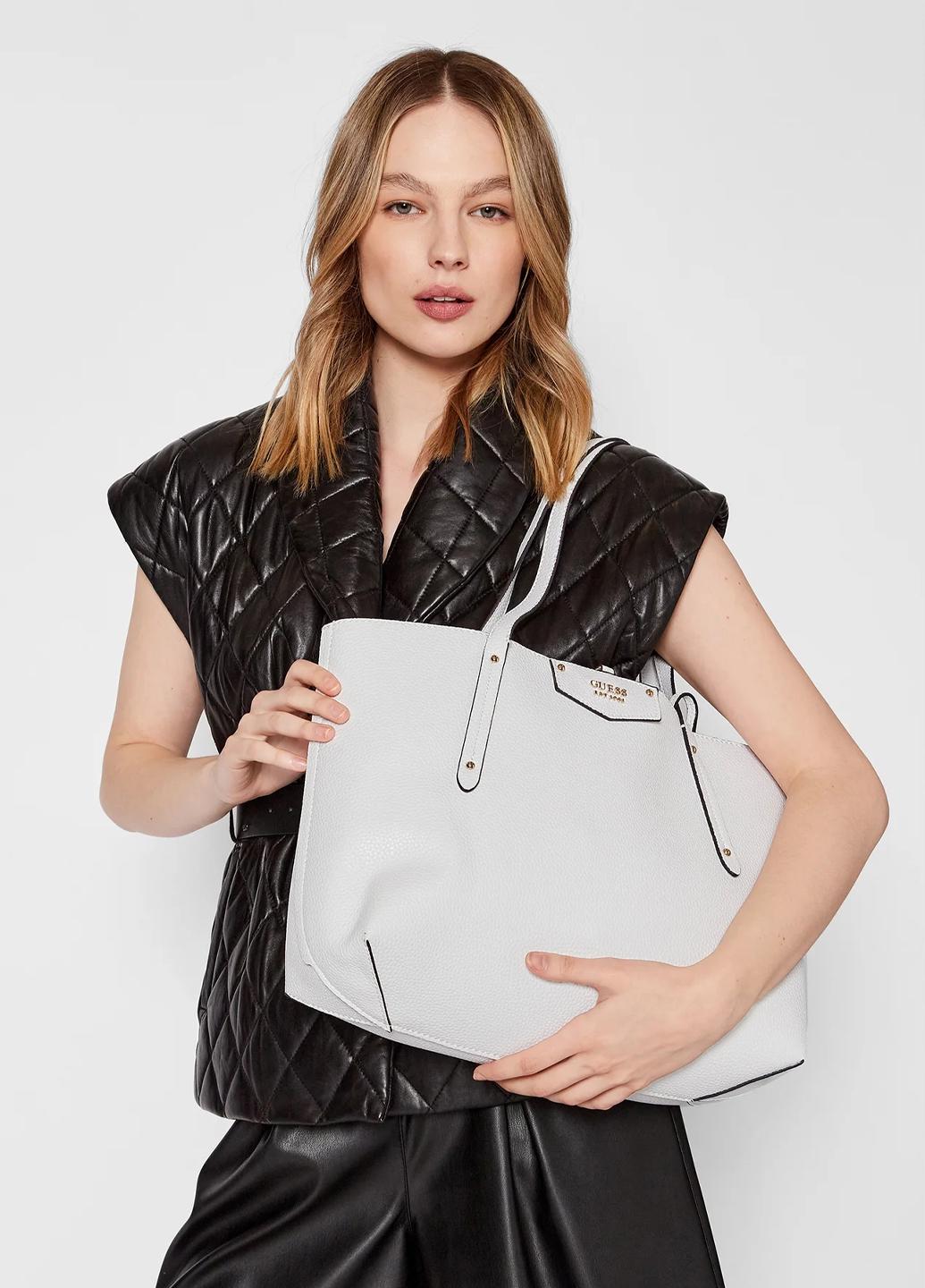 Сумка c косметичкой двухсторонняя сэтчел женская из эко кожи Guess ECO BRENTON GIRLFRIEND SATCHEL HWEVG839009-ALM Белый - фото 5 Сумка c косметичкой двухсторонняя сэтчел женская из эко кожи Guess ECO BRENTON GIRLFRIEND SATCHEL HWEVG839009-ALM Белый - фото 5